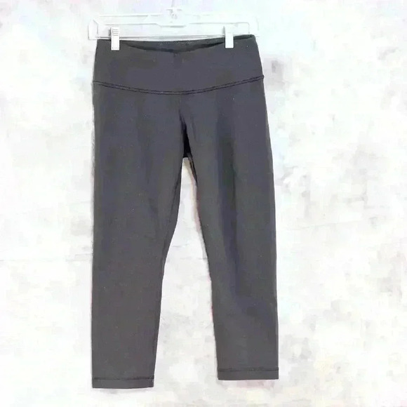 Lululemon Size 6 basic black capri yoga pants - Picture 1 of 8